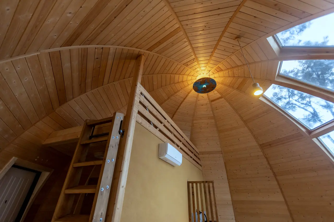 Salón de una casa geodésica · AUMARA, Benidoleig